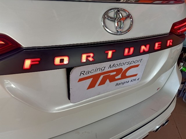 FORTUNER 2015-19 คิ้วฝาท้าย มีไฟ สัญญาณไฟหรี่ระบบไฟ Running 